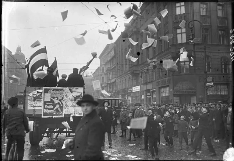 During the election campaign in Berlin for the fifth German Reichstag election, a car of the Centre Party drives through the streets in August 1930.