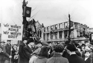 Due to the catastrophic food situation, thousands of workers in Krefeld went on strike on Monday, March 31, 1947, and gathered for a protest rally in Karlsplatz. Numerous banners expressed the workers' demands.