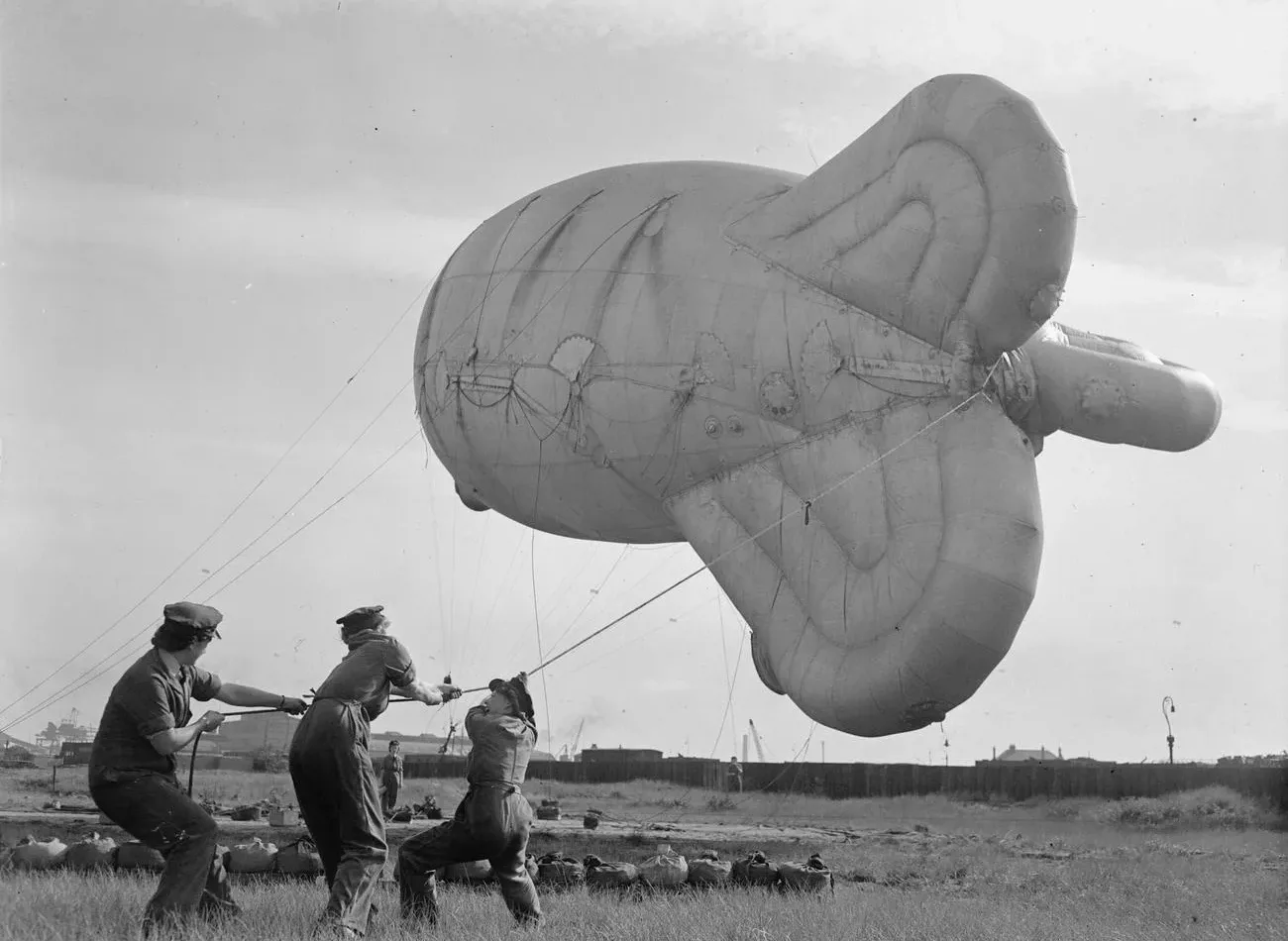 Operation-outward-british-barrage-balloon